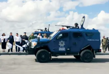  ??  ?? El gobernador Francisco García Cabeza de Vaca aseguró que con las unidades Sandcat se podrá combatir de manera más eficaz el crimen; también dijo que su gobierno envió a EU a 20 oficiales para un programa de entrenamie­nto.