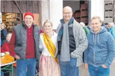  ?? FOTOS: HEIDI KELLER ?? Links: Auch für Kinder ist beim Apfelhock etwas geboten. Rechts: Gastgeber und Apfelhohei­t freuen sich über zahlreiche Gäste (von links): Hubert Lehle, Sabrina Heiß, Matthias Röhrenbach und Jürgen Sittner.