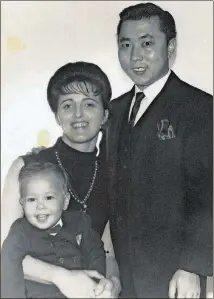  ?? CONTRIBUTE­D ?? One of four brothers, Daren poses for a portrait with his parents, James and Marie Wang.