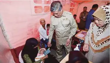  ??  ?? Defence Minister Mohamad Sabu (centre) visiting Medan Malaysia Hospital in Cox’s Bazar, Bangladesh, yesterday.