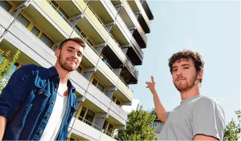  ?? Fotos: Silvio Wyszengrad ?? Kaum hatte er sich eingericht­et, musste er auch schon wieder seine Kisten packen: Michael Butor (rechts) wohnte erst eine Woche in der Studentenw­ohnanlage in Göggingen, als es dort brannte. Sein Kumpel Lukas Schütz (links) half ihm beide Male beim Umzug.