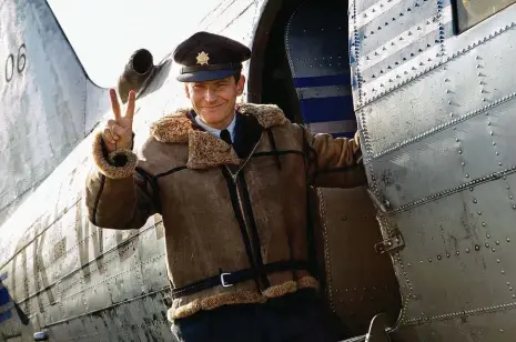  ?? Foto: Česká televize ?? Stroj a člověk Kromě Davida Švehlíka, jenž ztvárňuje titulní roli, si ve filmu Balada o pilotovi zahrál i dobový letoun Junkers Ju-52.