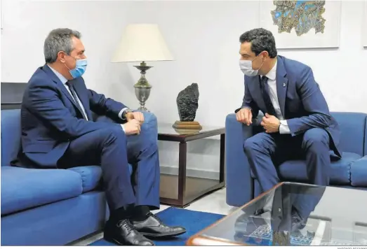  ?? ANTONIO PIZARRO ?? Juan Espadas y Juanma Moreno, ayer en el Parlamento.