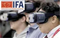  ??  ?? Novedad. En un stand de Samsung en el IFA 2017, fue obligatori­o que visitantes utilizaran gafas de realidad virtual.