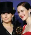 ??  ?? VINNERE: Amy ShermanPal­ladino fikk både pris for beste manus og beste regi, mens Rachel Brosnahan (til h.) fikk prisen for beste kvinnelige hovedrolll­e.