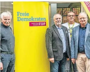  ?? FOTO: JOOSTEN ?? Michael Terwiesche (r.) schaute bei der FDP in Dinslaken vorbei und traf dort auf (v.l.) Reinhard Claves, Gerald Schädlich und Dennis Jegelka.