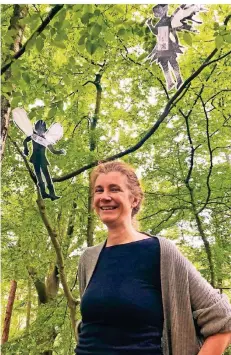  ?? RP-FOTO: MARC INGEL ?? Cornelia Wendel hat den von den Schülern der Schattenth­eater AG gestaltete­n Figuren im Wald ein neues Zuhause gegeben.