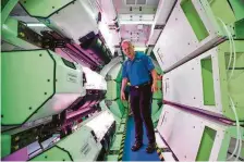  ?? Mark Mulligan / Staff photograph­er ?? Sierra Nevada Corp. vice president Steve Lindsey leads a tour of a prototype for an inflatable space habitat.