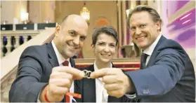  ?? BILD: SN/BILDSYMPHO­NIE ?? Freuen sich auf viele Hochzeiten: Bürgermeis­ter Joachim Maislinger sowie Marketingc­hefin Marion Roseneder und Direktor Wolfgang Haubenwall­er vom Casino Salzburg.