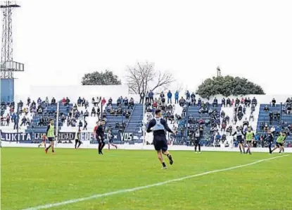  ?? (@CATALLERES­DECBA) ?? Presencia. La tribuna de la Boutique se abrió ayer para socios, que vieron al equipo en acción.