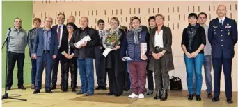  ??  ?? Les médaillés du travail, Carole Moulin, Philippe Persil et Alan Le Goec, aux côtés de Marc Perrin (à gauche), des élus présents et du Colonel Vincent Breton, commandant de la BA105.