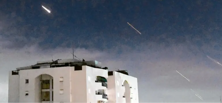  ?? Foto: Tomer Neuberg, AP/dpa ?? Angriff aus der Luft: Das israelisch­e Luftabwehr­system „Iron Dome“versucht, vom Iran abgeschoss­ene Raketen und Drohnen abzufangen.