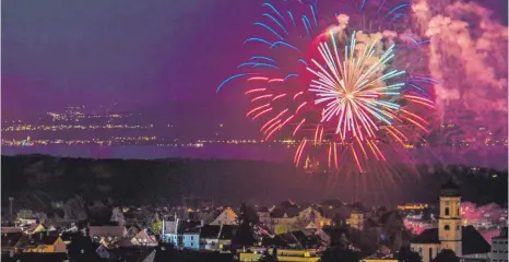  ?? ARCHIVFOTO: C.-F. LAYER ?? Das Feuerwerk bildet immer den Abschluss des Montfortfe­sts. Das soll auch in diesem Jahr so bleiben, auch wenn vieles andere ausfällt.