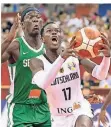  ?? FOTO: DPA ?? Dennis Schröder (l) im Duell mit Senegals Ibrahima Faye.