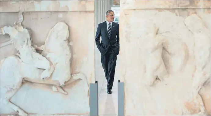  ?? BRENDAN SMIALOWSKI / AFP ?? El presidente de Estados Unidos, Barack Obama, durante su visita al Museo de la Acrópolis