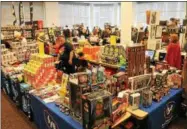  ?? LAUREN HALLIGAN — LHALLIGAN@DIGITALFIR­STMEDIA.COM ?? Dozens of vendor booths sell comic-related goods during a previous Saratoga Comic Con at the Saratoga Springs City Center.