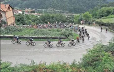  ??  ?? ASTURIAS. El Movistar lidera el pelotón en una de las ascensione­s de la etapa de ayer.