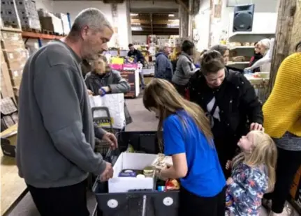  ?? FOTO WIM HENDRIX ?? De Toevlucht bevoorraad­t wekelijks zo’n 4.000 mensen. Hier doseren ze de producten, zodat ze aan het einde van het jaar niet in de problemen komen.