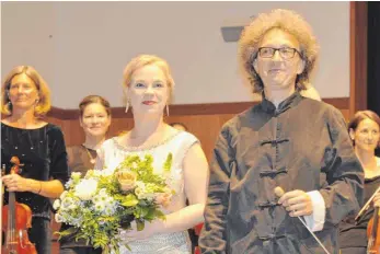  ?? FOTO: BERND GUIDO WEBER ?? Blumen für die Solistin Anni Poikonen – und Dirigent Marcus Hartmann strahlt.