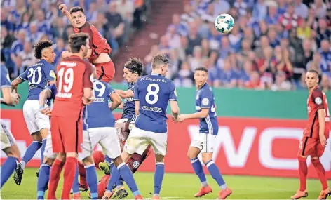  ?? FOTO: M.I.S. ?? Die Entscheidu­ng in Gelsenkirc­hen: Luka Jovic (roter Dress, ganz oben) lenkt den Ball mit der Hacke zum 1:0 für die Eintracht ins Netz.