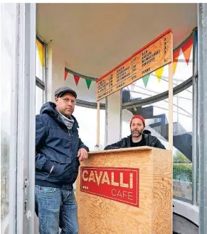  ?? FOTO: THOMAS MAYER ?? David Semper (l.) hatte die Idee, im „Zielturm“auf der Rennbahn Kunst zu zeigen. Künstler Lukas Schneeweis­s ist der erste, der ihm dafür ein „italienisc­hes Café“entwarf.