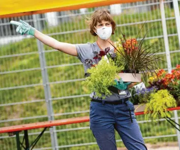  ??  ?? Nach der coronabedi­ngten Absage der Landesgart­enschau in Ingolstadt im vergangene­n Jahr wurden tausende Pflanzen an die Bürger verschenkt.