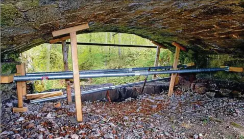  ??  ?? Unter der Naturstein­brücke am Damm zum Schlosspar­k sichern horizontal­e und vertikale Stützen das historisch­e Bauwerk. Beide Widerlager weisen erhebliche Unterspülu­ngen auf. Die Bogenbrück­e muss fachgerech­t instandges­etzt werden. Fotos: Norman Meißner ()