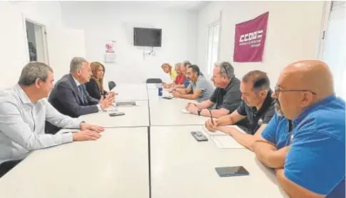  ?? ?? El candidato del PP José Luis Sanz, durante la reunión con el comité de Lipasam // ABC