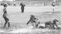  ??  ?? SALAH satu aksi perlawanan sofbol kategori lelaki bawah 12 tahun antara pasukan Tenggara dan Sandakan.