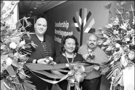  ??  ?? Teleperfor­mance Philippine­s managing director Travis Coates (right) together with Human Capital Resource Management senior vice president Jeffrey Johnson (left) and learning and developmen­t director Olive Ybañes led the inaugurati­on of the Leadership...