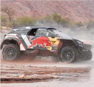  ?? EFE ?? El coche conducido por Carlos Sainz, durante la etapa de ayer