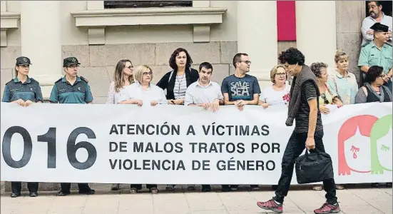  ?? DOMENECH CASTELLÓ / EFE ?? Concentrac­ión ante la subdelegac­ión del Gobierno en Castellón por el asesinato de las pequeñas Nerea y Martina a manos de su padre