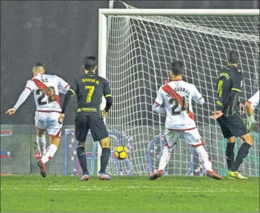  ??  ?? EL 2-1. De Tomás remata a bocajarro, tras una prolongaci­ón de Velázquez, el gol de la remontada rayista.