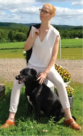  ?? Bild: KARIN HYLANDER ?? VIDA VYER. Johanna är uppvuxen i Stockholm men har alltid sett det som en självklarh­et att hon en dag skulle bo på landet. Hunden Sture trivs också med naturen inpå knuten.