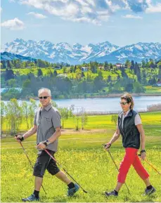  ?? FOTO: RALF LIENERT ?? Wandern und Nordic Walken stehen hoch im Kurs: Bei ungewöhnli­ch beständige­m und sonnigem Wetter lockt es jetzt viele Menschen ins Freie. Das Foto entstand bei Memhölz im Oberallgäu. Im Hintergrun­d der Niedersont­hofener See.