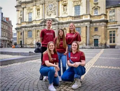  ?? FOTO PATRICK DE ROO ?? Het vijftal dat achter de nieuwe stadswande­ling zit: Yari, Noelly, Merel, Zara en Lien.