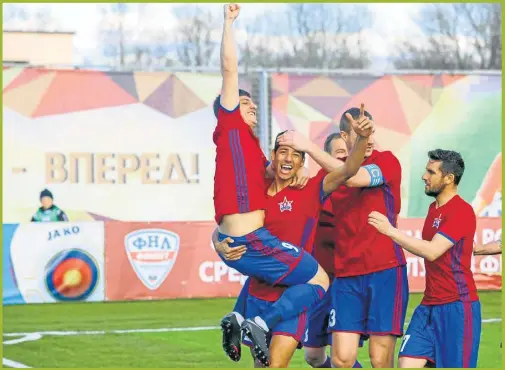  ?? GENTILEZA SKA KHABAROVSK ?? BIEN LEJOS. El argentino Lescano festeja con sus compañeros en el estadio del SKA, a 25 kilómetros de la frontera con China.