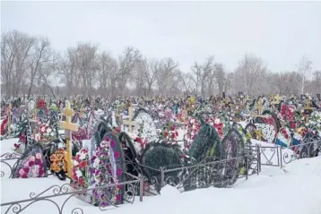  ?? EMILE DUCKE/THE NEW YORK TIMES ?? The Rubzhnoye Cemetery in Samara, Russia. The country’s official coronaviru­s death toll is 102,649. But at least 300,000 more people died last year during the pandemic than were reported by an official Russian agency.