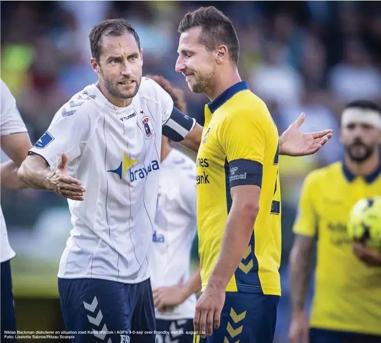  ??  ?? Niklas Backman diskuterer en situation med Kamil Wilczek i AGF’s 3-0-sejr over Brøndby den 25. august i år. Foto: Liselotte Sabroe/Ritzau Scanpix