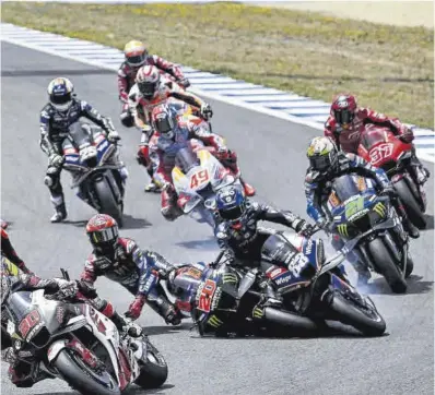  ?? Milagro / Tino Martino ?? Fabio Quartararo (Yamaha, nº 20) tiró, en la segunda curva del GP de Jerez, a Miguel Oliveira (Aprilia, nº 88).