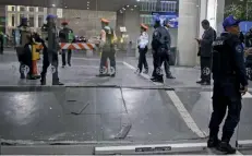  ??  ?? Daños menores en vidrios, plafones y losetas se registraro­n en la Terminal 2 del Aeropuerto Internacio­nal de la Ciudad de México.