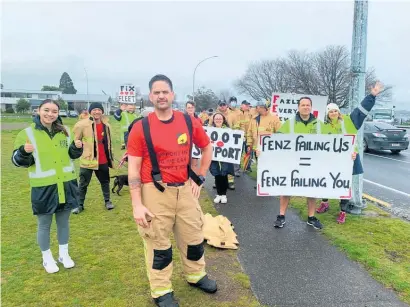  ?? ?? NZ Profession­al Firefighte­rs Union members from the Taupō Fire Station joined the national strike for one hour on Friday last week. Local secretary Dave Phillips at front.