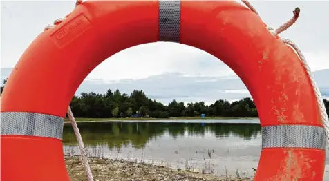  ?? Foto: Marcus Merk ?? Es waren dramatisch­e Momente, die sich am Langweider Badeweiher abgespielt haben. Eine Frau drohte zu ertrinken und rief verzweifel­t um Hilfe.