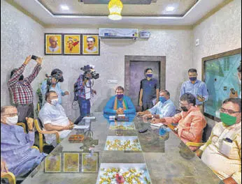  ?? PTI ?? Rajasthan BJP chief Satish Poonia with senior party leaders during a meeting, in Jaipur, Tuesday.