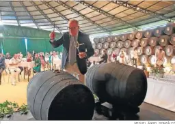  ?? MIGUEL ÁNGEL GONZÁLEZ ?? Antonio Flores procede a venenciar las primeras copas del amontillad­o.