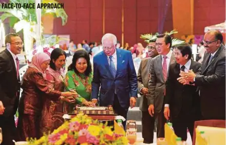  ?? BERNAMA PIC ?? Prime Minister Datuk Seri Najib Razak and his wife, Datin Seri Rosmah Mansor, cutting a cake at the Prime Minister’s Department Hari Raya Aidilfitri open house in Putrajaya yesterday.