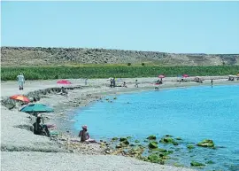  ??  ?? Arriba, vista de Cofete (Fuertevent­ura). De izquierda a derecha, playas de Mazagón (Huelva); Carnota (La Coruña); San Juán (Alicante); La Barrosa (Cádiz) y Punta Entinas (Almería)