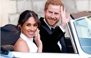  ??  ?? Priceless moment: The newlyweds drive to their reception