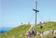  ?? FOTO: MICHAEL MUNKLER ?? Gipfelrast am Stuiben: Die Wanderwege im Bereich der Oberallgäu­er Nagelfluhk­ette müssen – wie andernorts – ständig in Schuss gehalten werden.