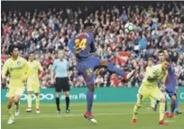  ??  ?? Yerry Mina, al centro, del Barcelona, despeja el balón durante el partido ante Getafe en la liga española, en el Camp Nou de Barcelona, ayer.